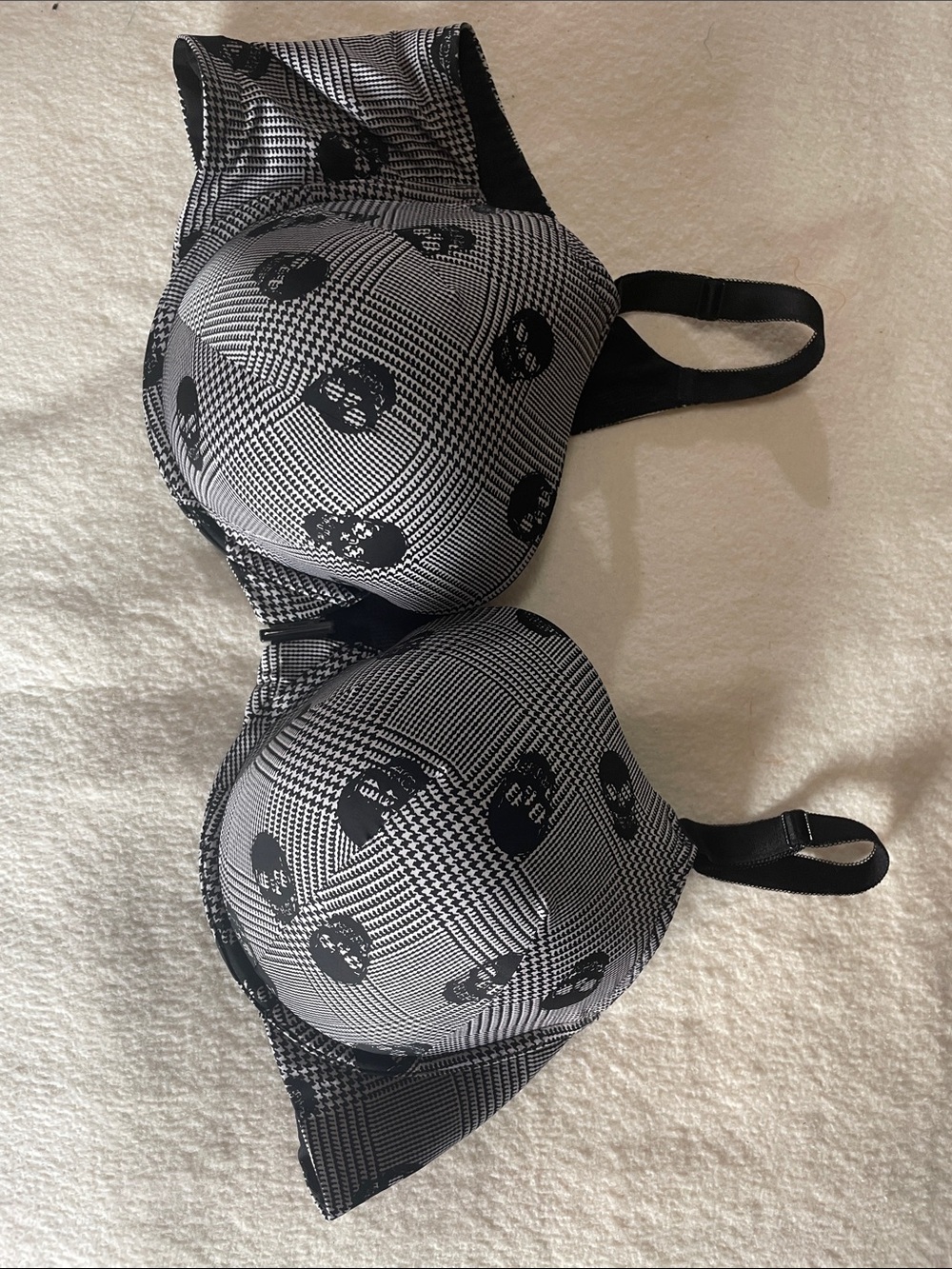 Torrid Curve Front Closure Women's Black And White Bra. Good Condition.Size 48C.